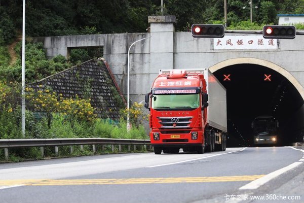 坐560马力杰狮C500重走魔鬼高速死亡路段 这一次还是没有加淋水