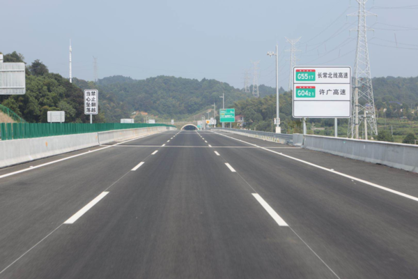 全国第一条支持自动驾驶的智慧高速通车