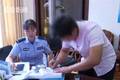 塑料父子情？父亲让未成年的儿子开货车