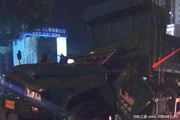 柳州一限高架被货车撞断 司机被砸不幸身亡 卡友：限高令人头秃