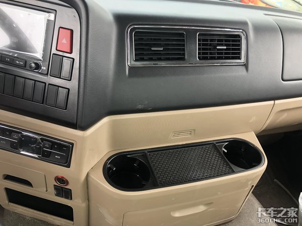 四点悬浮驾驶室,宽体双卧铺,重汽TX5:载货车也可以很舒服