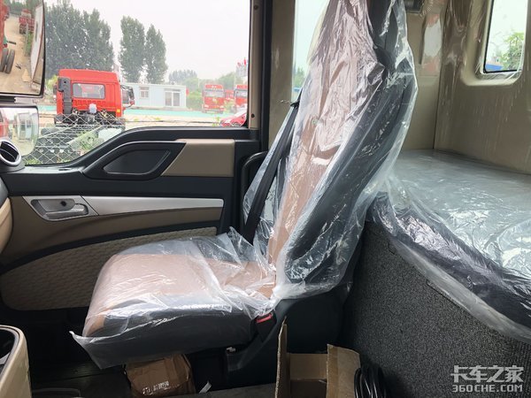 四点悬浮驾驶室,宽体双卧铺,重汽TX5:载货车也可以很舒服