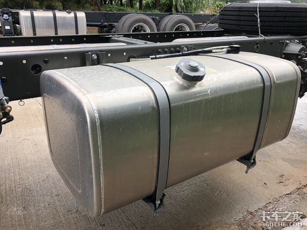 四点悬浮驾驶室,宽体双卧铺,重汽TX5:载货车也可以很舒服