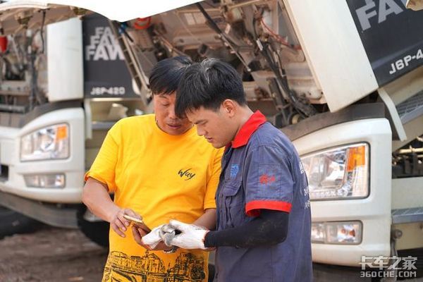 卡车维修技师工作纪实：37℃高温外出服务 汗水犹如雨下