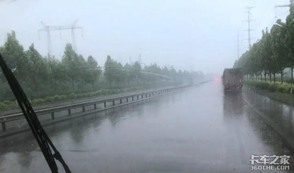 路面积水 这些雨季开车技巧一定要知道