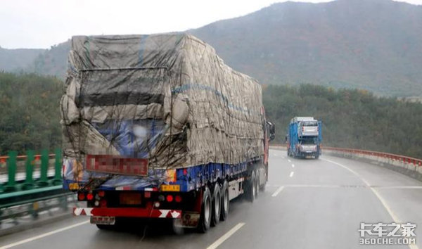 路面积水 这些雨季开车技巧一定要知道