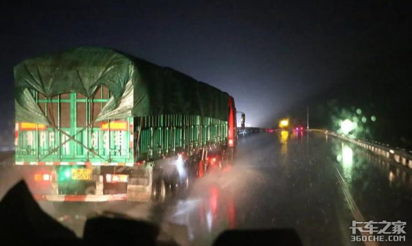 路面积水 这些雨季开车技巧一定要知道