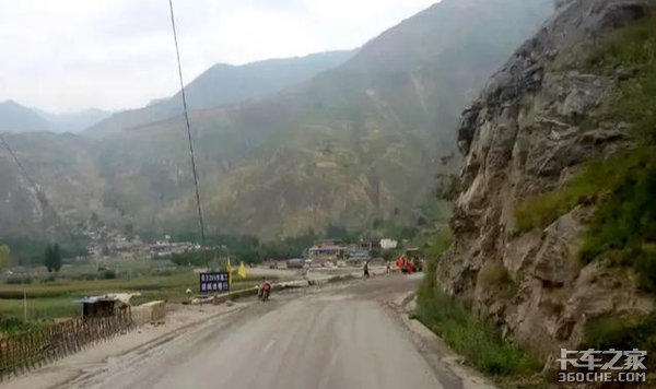 路面积水 这些雨季开车技巧一定要知道