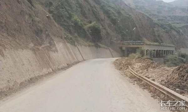 路面积水 这些雨季开车技巧一定要知道