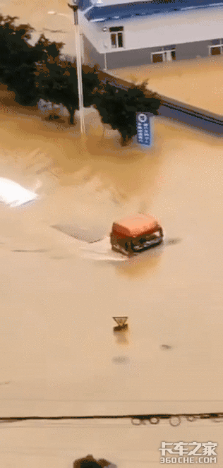 路面积水 这些雨季开车技巧一定要知道