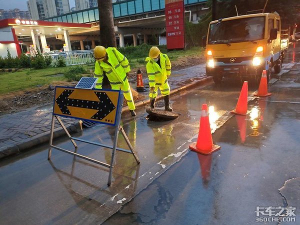 开市政车挣钱虽少 但每天都能平安回家