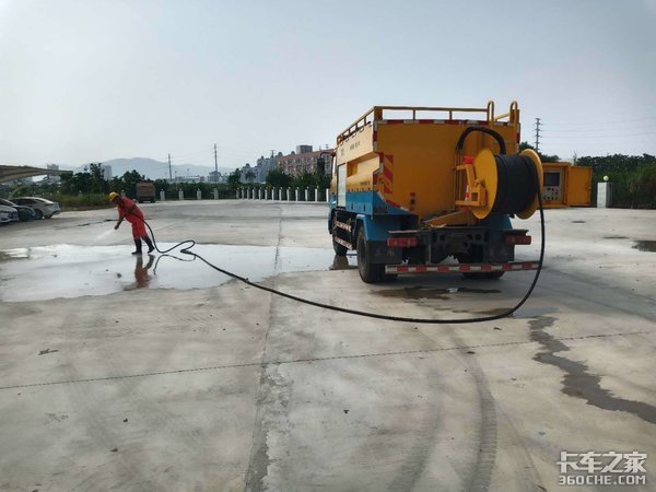 开市政车挣钱虽少 但每天都能平安回家