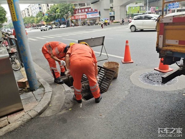 开市政车挣钱虽少 但每天都能平安回家