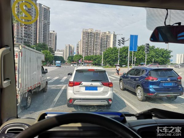 开市政车挣钱虽少 但每天都能平安回家
