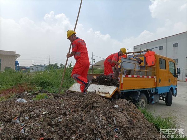 开市政车挣钱虽少 但每天都能平安回家