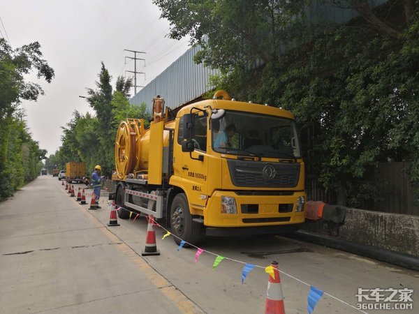 开市政车挣钱虽少 但每天都能平安回家