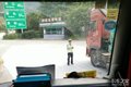 高速公路拦车进服务区 这种行为合法吗?