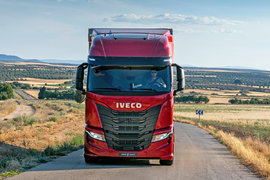 与奔驰不同的设计 还可以折叠 依维柯S-WAY带电子后视镜车型正在路试