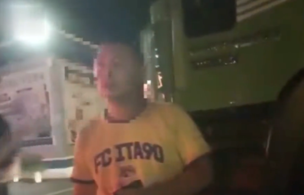 卡友路中央停车跳操：开了一天锻炼一下