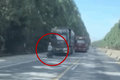 摩托屡次恶意逼停大货车 网友：不要命