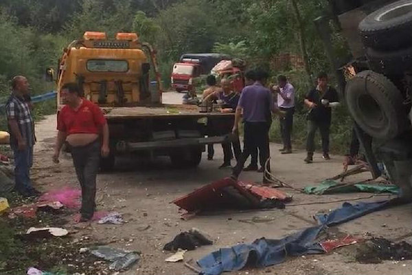 蒜瓣货车掉入沟中 众人帮忙无人哄抢!后续事故却造成8人死亡!