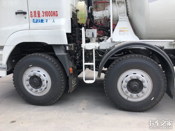 罐体容积7.5方，能拉18.5吨，实拍华菱星马轻量化搅拌车