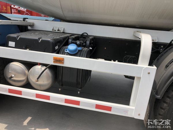 罐体容积7.5方，能拉18.5吨，实拍华菱星马轻量化搅拌车