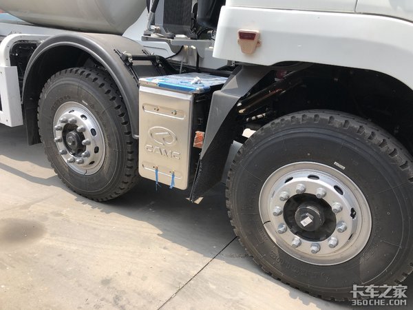 罐体容积7.5方，能拉18.5吨，实拍华菱星马轻量化搅拌车