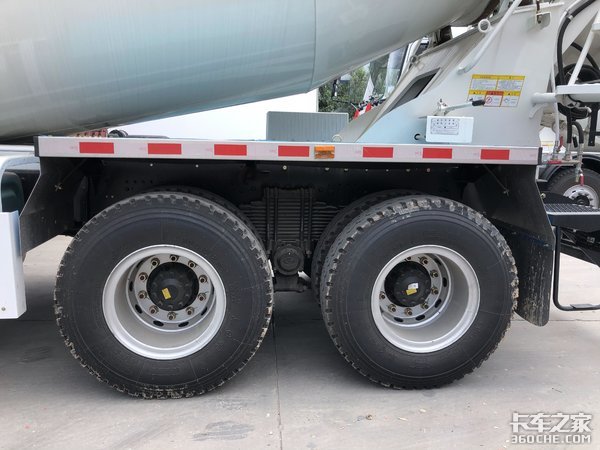 罐体容积7.5方，能拉18.5吨，实拍华菱星马轻量化搅拌车