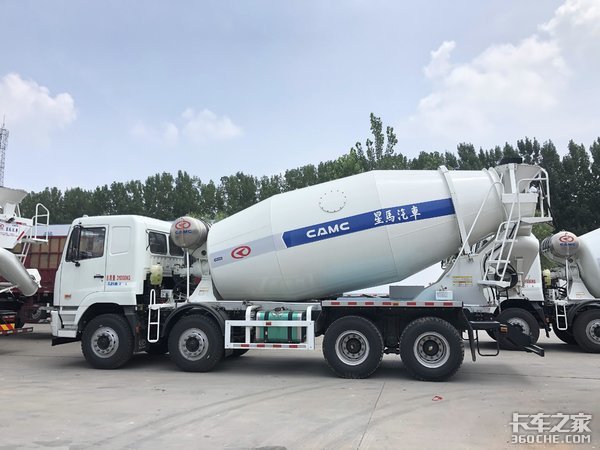 罐体容积7.5方，能拉18.5吨，实拍华菱星马轻量化搅拌车