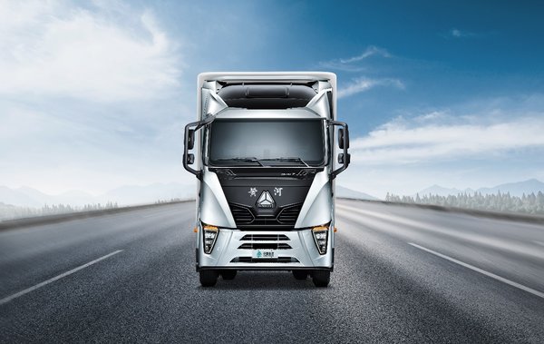 中国重汽发布新一代高端干线物流牵引重卡