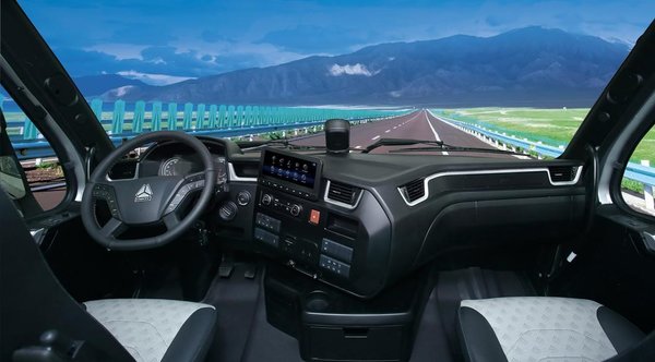 中国重汽发布新一代高端干线物流牵引重卡