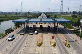 省道收费站为防脱逃过路费 货车ETC通道长期关闭