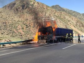 伊犁运煤货车变"火车" 开车前这些情况需注意