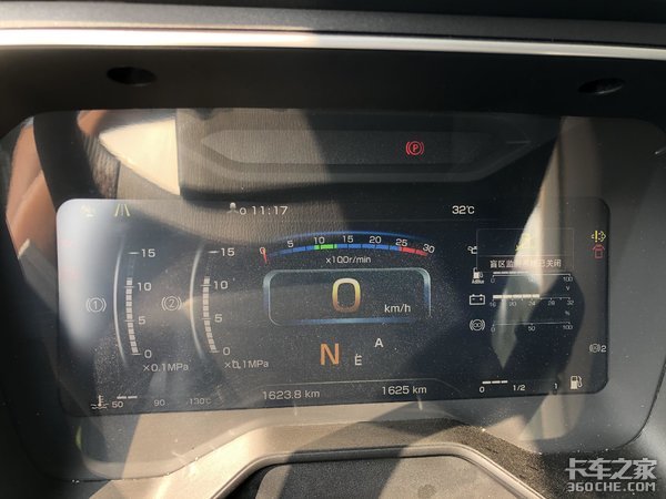 高端旗舰车该有啥配置?解放J7给你答案