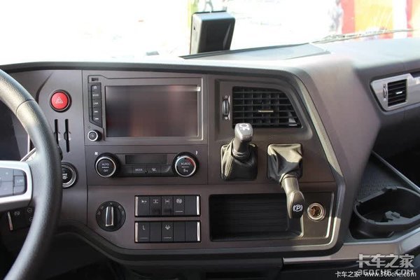 高端旗舰车该有啥配置?解放J7给你答案