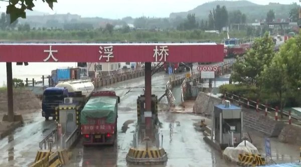 超载货车轻松过黄河？司机：给钱就让走