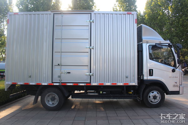 想买国六轻卡?时代领航6了解一下 主驾还带减震座椅