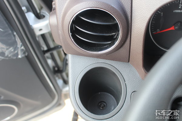 想买国六轻卡?时代领航6了解一下 主驾还带减震座椅