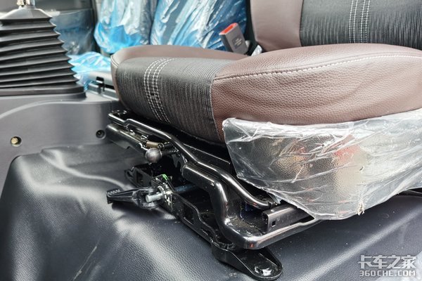 想买国六轻卡?时代领航6了解一下 主驾还带减震座椅