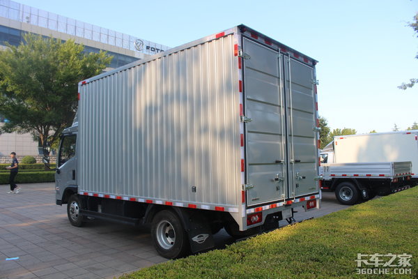 想买国六轻卡?时代领航6了解一下 主驾还带减震座椅