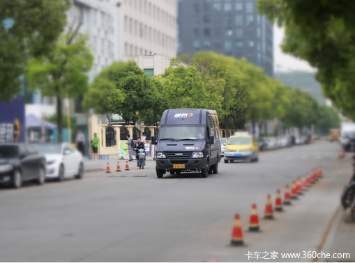 上海交警权威回复：中午和夜间哪些轻型微型货车能走高架？