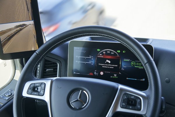 梅賽德斯-奔馳卡車創新技術與產品亮相