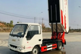 厨余垃圾不撒漏，自装卸更方便，后高位翻转垃圾车了解一下