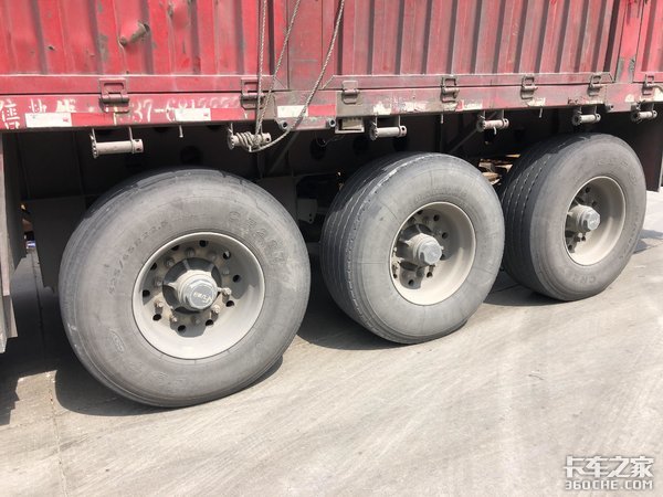 单胎挂车运钢材有啥优势？卡车司机：减重又省油，但对路况要求高