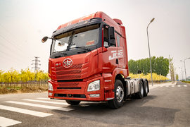 内饰真温馨 装配潍柴+法士特的JH6王者归来 这次是卓越版2.0牵引车