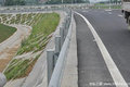 道路没有安装护栏 货车意外掉进干水沟