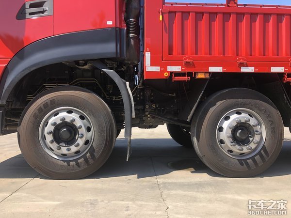 465马力+1000L油箱,东风天龙8x4载货车跑长途妥妥的