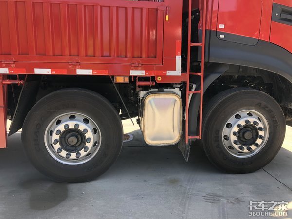 465马力+1000L油箱,东风天龙8x4载货车跑长途妥妥的