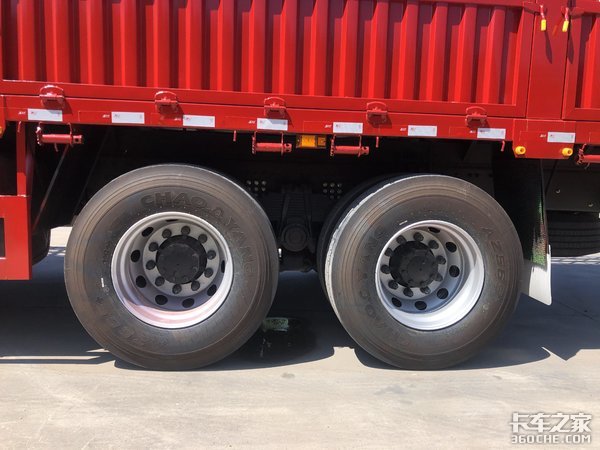 465马力+1000L油箱,东风天龙8x4载货车跑长途妥妥的